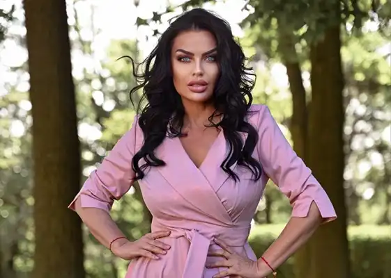 Model in einem rosa DANA Collection-Kleid im Freien