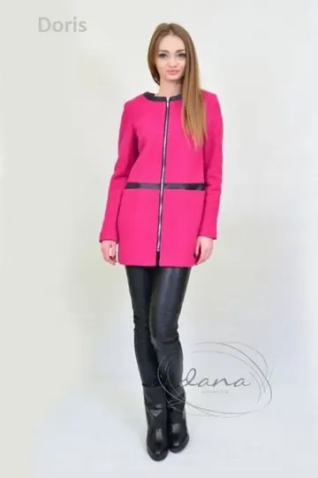 Model in einem rosa Mantel