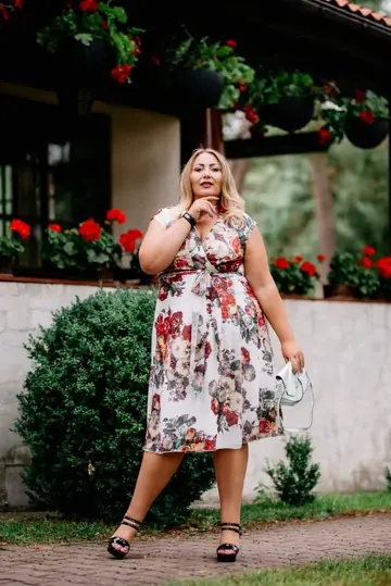 Feminines Blumenkleid in sommerlicher Umgebung