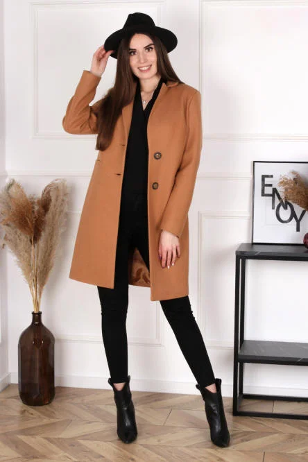 Model in einem camelbeigen Mantel